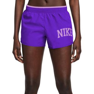 Nike swoosh dri-fit 10k short in de kleur paars.