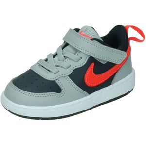 Nike court borough low recraft in de kleur grijs.