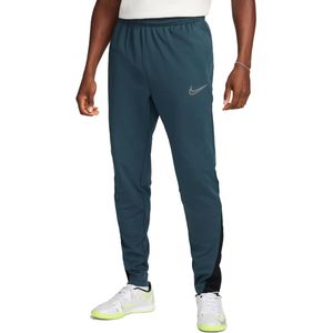 Nike therma-fit academy winter warrior voetbalbroek in de kleur groen.