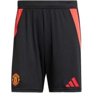 Manchester united essentials short in de kleur zwart.