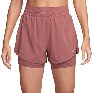 Nike one dri-fit 2-in-1 short in de kleur roze.