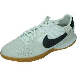 Nike streetgato indoor in de kleur wit.