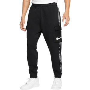Nike repeat fleece cargo joggingbroek in de kleur zwart.