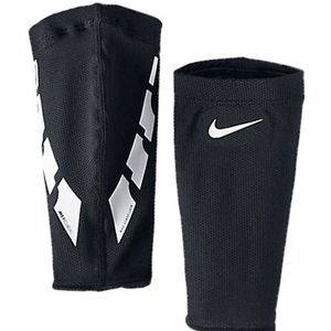 Nike guard lock elite sleeve scheenbeshermhouders in de kleur zwart/wit.