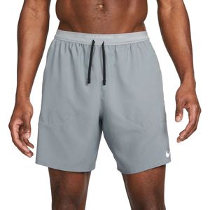 Nike stride dri-fit 2-in-1 short in de kleur grijs.