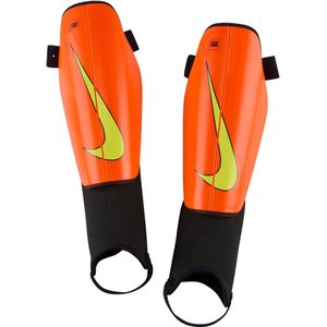 Nike charge scheenbeschermers in de kleur rood.