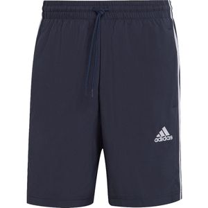 Adidas essentials chelsea 3-stripes short in de kleur marine.