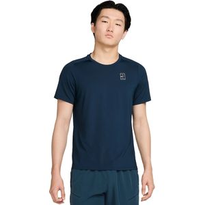 Nike court advantage dri-fit tennistop in de kleur marine.