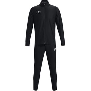 Under armour challenger trainingspak in de kleur zwart.