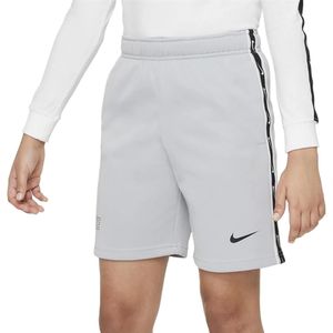 Nike sportswear repeat short in de kleur grijs.