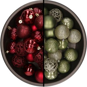 Kunststof kerstballen 74x stuks donkerrood en mos groen 6 cm