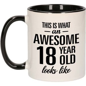 Cadeau Awesome 18 year old beker / mok - zwart met wit - 300 ml keramiek - zwarte bekers