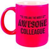 1x stuks collega cadeau mok / beker neon roze the most awesome colleague