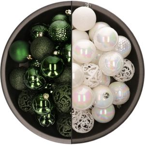 74x stuks kunststof kerstballen mix van parelmoer wit en donkergroen 6 cm