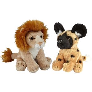 Safari dieren serie pluche knuffels 2x stuks - Wilde Hond en Leeuw van 15 cm