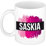 Naam cadeau mok / beker Saskia  met roze verfstrepen 300 ml