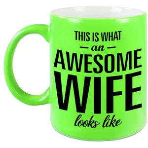 Awesome wife / echtgenote neon groene cadeau mok / beker 330 ml