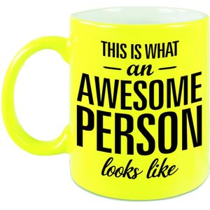 Awesome person / persoon cadeau mok / beker neon geel 330 ml