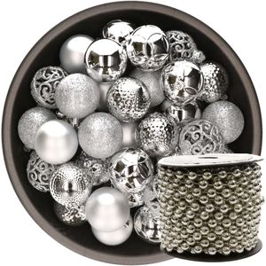 37x stuks kunststof kerstballen 6 cm inclusief kralenslinger zilver