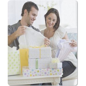 Muismat Babyshower jongen - Zwanger stel dat cadeaus uitpakt muismat rubber - 19x23 cm - Muismat met foto
