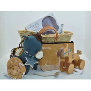 Loenadesign Kraamcadeau Set Op Pad Met Mijn Paardje - Blauw | kraammand - kraampakket - babyshower - cadeau - newborn - geboorte - jongen - baby - Picca LouLou - Friendly Toys - Naïf - KBas - pull toy - baby travel kit - rammelaar - knuffel