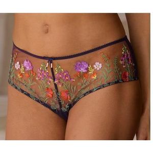 Lascana Stringpants Maria met kleurrijke bloemen van geborduurd kant