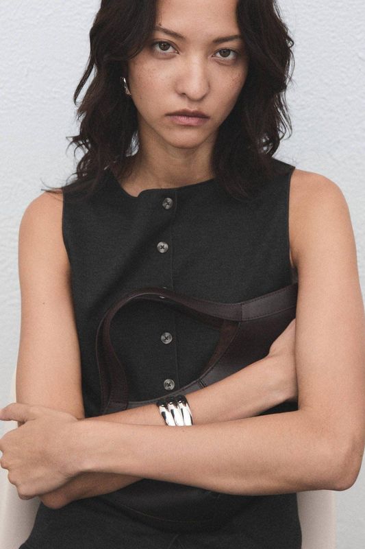 Mango - Top - Grijs - Mouwloos - Ronde Hals - Knoopsluiting