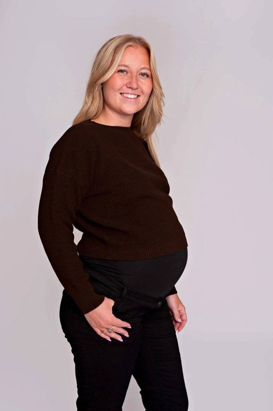 LOVE2WAIT gebreide cropped zwangerschaps trui bruin