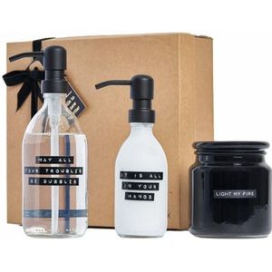 Wellmark Giftbox Handverzorging 3-delig met kaars Helder Glas Zwarte pomp Giftbox Smells Good