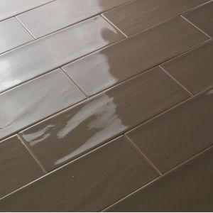 wandtegel 10x30 cm Aria donker bruin glans handvorm look