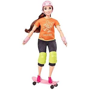 Barbie Sport Tokyo 2020, skateboard set, bruine scharnierpop met helm, Olympische Spelen jas en accessoires, kinderspeelgoed, GJL78