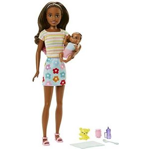 Barbie HJY31 - Poppen en accessoires - Bruine skipper pop met babyfiguur en 5 accessoires - Babysitters Inc. - Speelset voor poppen vanaf 3 jaar