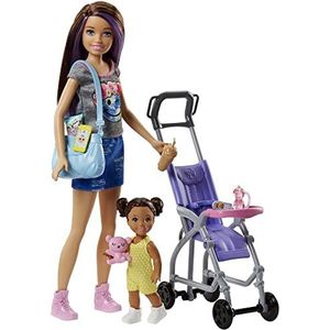 Barbie FJB00 familie set, pop, schipper, babysitter en wandelwagen met bruin meisje figuur en accessoires, kinderspeelgoed