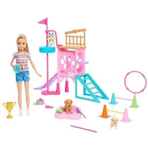 Barbie Set hindernisbaan en Stacie pop met 3 puppy's om te trainen, + 20 elementen, speelplaats en accessoires, kinderspeelgoed, vanaf 3 jaar, HRM10