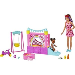 Mattel Barbie Skipper Babysitter Opblaasbaar kasteel met Skipper Babysitter pop, babypop, schommel en accessoires, speelgoed voor kinderen, vanaf 3 jaar, HHB67