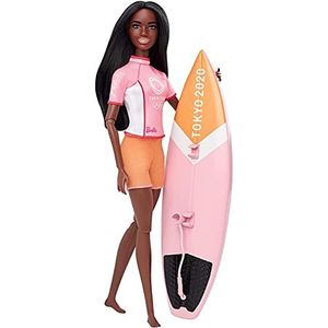 Barbie Sport Tokyo 2020, surfset, bruine beweegbare pop met badpak, jas voor de Olympische Spelen en accessoires, speelgoed voor kinderen, GJL76
