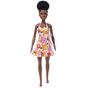 Barbie HLP93 Loves The Ocean pop met natuurlijk zwart haar, poppenlichaam van gerecycled kunststof, zomerkleding en accessoires, speelgoed voor poppen vanaf 3 jaar