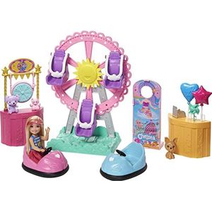 Barbie Familie Chelsea kermisset, blonde minipop, puppyfiguur, 5 speelzones, waaronder een groot wiel, kinderspeelgoed, GHV82
