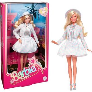 Barbie De Film - Barbie-pop Mannequin met geruite outfit, 3-delig ensemble, met hoed en bijpassend jasje, geïnspireerd op de film, om te verzamelen, kinderspeelgoed, HRF26