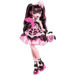 Monster High Scary Sweet Birthday Draculaura pop in roze feestjurk met thema-accessoires zoals uitnodiging, ballon, cadeau, waaiers en meer JBG74