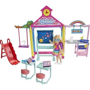 Barbie Familie Chelsea op school, blonde minipop, bureaus, bord en accessoires, kinderspeelgoed, GHV80