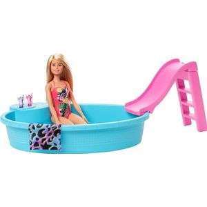 Barbie meubel set - blonde pop in badpak en zwembad, met glijbaan, handdoek en cocktailglazen, speelgoed voor kinderen, GHL91