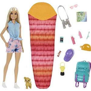 Barbie It Takes Two Malibu Kampeerpop - Blonde Pop met Puppyvriendje en Rugzak - 10 Kampeeraccessoires - 29 cm - Cadeau voor Kinderen vanaf 3 Jaar