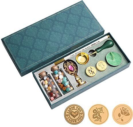 Set met waszegels, set met 3 messing zegels, 2 waspotten in de kleuren goud, koper, blauw, handvat, smeltlepel van roestvrij staal, vilten goud en kaars. Vintage geschenkdoos als cadeau.