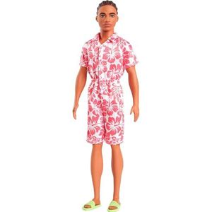 Barbie - Ken Fashionistas nr. 235, pop met bruin haar verzameld in vlechten, koraalpak met Hawaiiaanse print en groene sandalen, speelgoed voor kinderen, 3+ jaar, HYT99