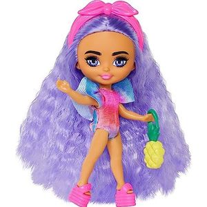 Barbie HPN06 Extra Cool Reizen Mini Mini 8 cm, met strandoutfit, Tie-Dye badpak en tropische accessoires, speelgoed voor kinderen, tieners, vanaf 6 jaar