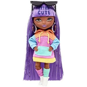 Barbie Extra Mini pop nr. 7 (14 cm) met kleurrijke jurk met capuchon en laarzen, met sokkel en accessoires, speelgoed voor kinderen, vanaf 3 jaar, HJK66