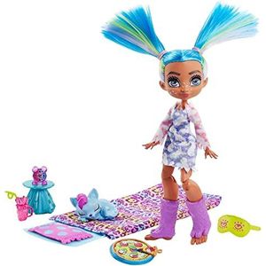 Cave Club Prehistorische feestpyjamaset met Tella pop met blauw haar, babyfiguur hondachtige Hunch en accessoires, speelgoed voor kinderen, GTH06 meerkleurig
