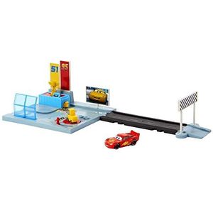 Disney en Pixar Cars On Road Circuit Dinoco Rusteze, speelset met Lightning McQueen speelgoed auto, launcher, korte baan en spinning pitty, cadeau voor kinderen, HGV69