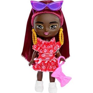 Barbie Barbie HLN47 Extra mini-pop met bordeauxrood haar en zonnebril, jurk met rode ruches, kleding en accessoires